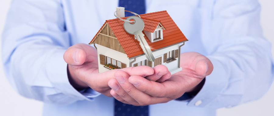 1631863667159040.jpg 摄图网_500564343_wx_手持房子和钥匙的男人(非企业商用).jpg