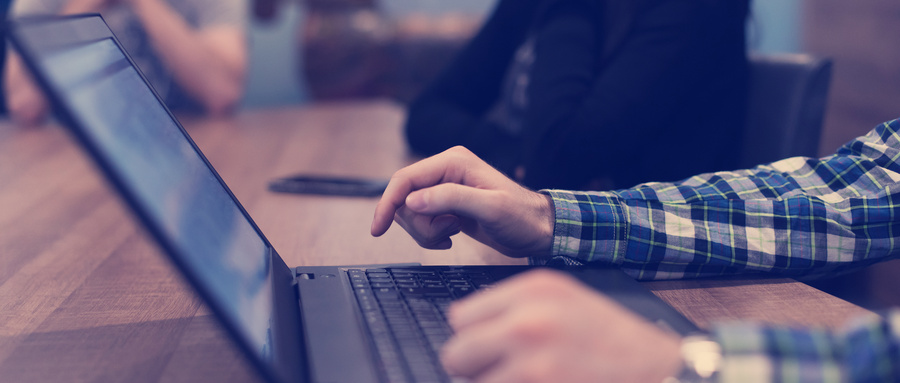 1652172305386071.jpg 摄图网_300110177_wx_软件开发人员在笔记本电脑上编写编程代码(非企业商用).jpg